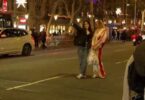 Frenesí fotográfico en el Passeig de Gràcia mientras está el semáforo en rojo