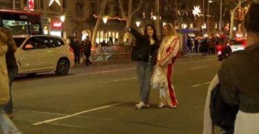 Frenesí fotográfico en el Passeig de Gràcia mientras está el semáforo en rojo