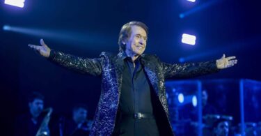 Raphael deslumbra en el Palau Sant Jordi en una noche llena de clásicos inolvidables