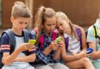 Cataluña prohíbe el uso de móviles en primaria y establece restricciones en secundaria