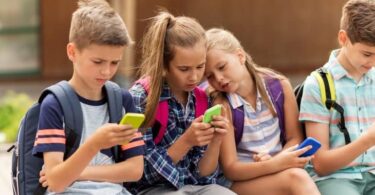 Cataluña prohíbe el uso de móviles en primaria y establece restricciones en secundaria