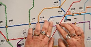 Novedades del metro de Barcelona: mapa táctil para invidentes y la línea más usada