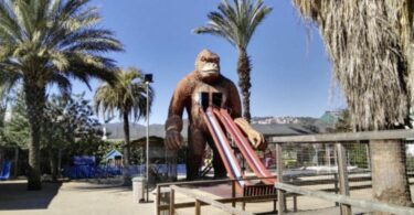 Parque infantil con figura gigante de King Kong a sólo media hora de BCN