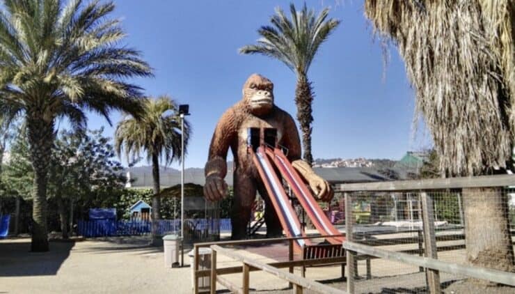 Parque infantil con figura gigante de King Kong a sólo media hora de BCN