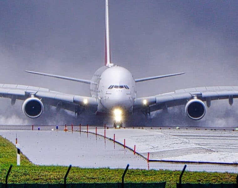 Un Histórico momento en El Prat con el aterrizaje simultáneo de dos aviones Airbus A380