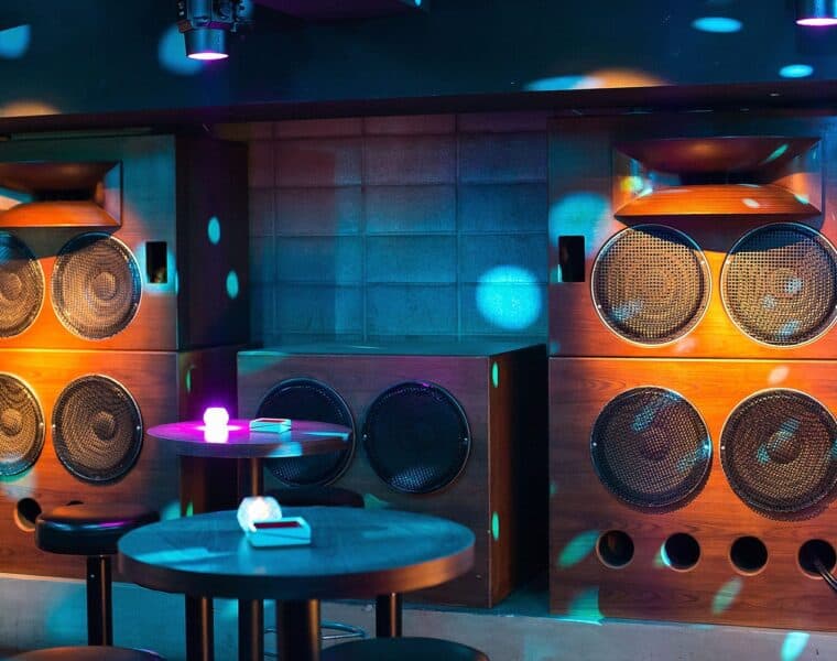 El auge de los 'Listening Bars' en BCN para una experiencia musical de alta fidelidad