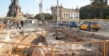 Una muralla del siglo XIII salen a la luz en medio de las obras en la Rambla