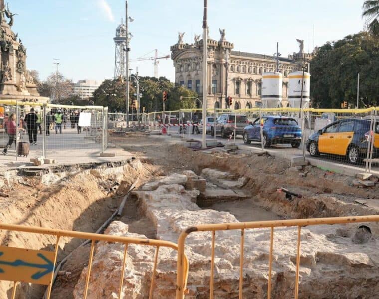 Una muralla del siglo XIII salen a la luz en medio de las obras en la Rambla