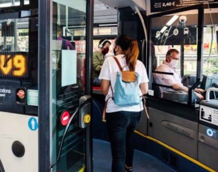 TMB amplía el acceso por las puertas delanteras en el 90% de sus autobuses