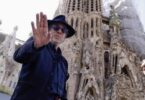 Tim Burton de visita en La Sagrada Familia y deleita a Barcelona con su exposición inmersiva