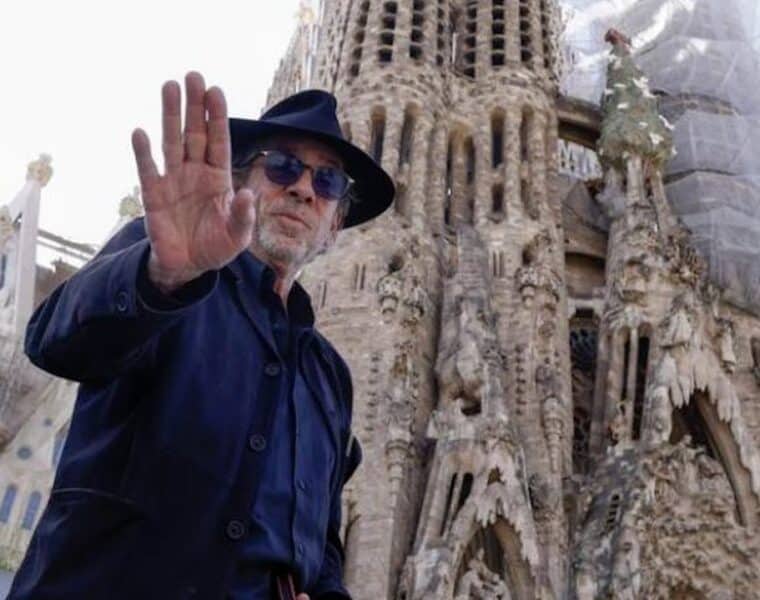 Tim Burton de visita en La Sagrada Familia y deleita a Barcelona con su exposición inmersiva