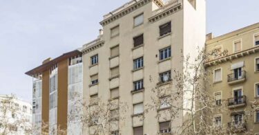 Barcelona cede edificios para alquiler social: un paso hacia la vivienda asequible