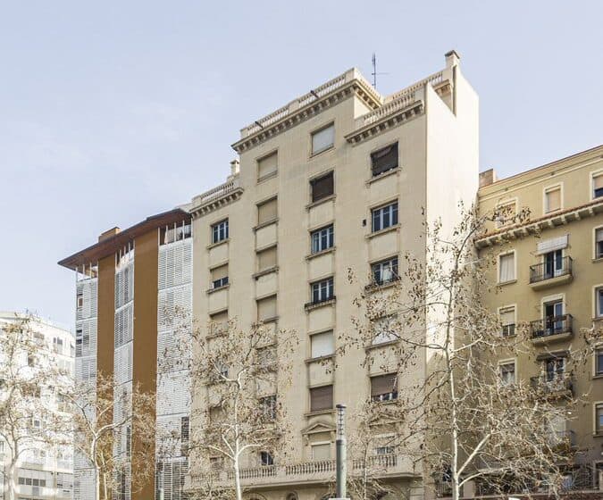 Barcelona cede edificios para alquiler social: un paso hacia la vivienda asequible