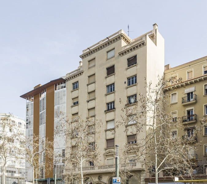 Barcelona cede edificios para alquiler social: un paso hacia la vivienda asequible