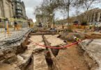 31M Descubren entre obras de la Via Laietana Fuente del Ángel del Siglo XIV 

Barcelona nos sigue sorprendiendo con sus hallazgos arqueológicos. En esta ocasión, las obras de renovación de la Via Laietana han revelado los impresionantes restos de la Fuente del Ángel, una estructura que se creía perdida desde el siglo XVIII.

Construida en el siglo XIV bajo la dirección del Consell de Cent, la Fuente del Ángel era un punto vital de abastecimiento de agua para el barrio de la Ribera. Su base octogonal, con ocho metros de diámetro, adornaba la plaza de Correos, anteriormente conocida como plaza del Vi. 

A pesar de que se había registrado su demolición en el siglo XVIII, el hallazgo de sus escombros bajo las capas de pavimento ha revelado que en realidad fue simplemente enterrada.

La Fuente del Ángel del Siglo XIV 

Los arqueólogos, que ya tenían conocimiento de la fuente gracias a documentos históricos del Archivo Histórico de Barcelona, realizaron excavaciones para confirmar su existencia. El descubrimiento de la base fue solo el principio, ya que se expandió la búsqueda y se encontraron más restos, incluyendo un banco de piedra, dos colectores asociados y cerámica del siglo XIV, que confirmaron la antigüedad de la estructura.

Este redescubrimiento se suma a una serie de hallazgos arqueológicos que han marcado las fases de renovación de la Via Laietana. Desde el antiguo monasterio de Jonqueres hasta las tumbas romanas descubiertas en fases anteriores, cada excavación revela una capa más de la rica historia de Barcelona.

La Fuente del Ángel, con su testimonio del esplendor medieval de la ciudad, se convierte ahora en un punto focal de interés histórico y cultural. Mientras las obras continúan y se espera que la renovación de la Via Laietana finalice en el verano de 2025, ¿qué otros tesoros podrían emerger de las profundidades de la historia enterrada bajo las calles de Barcelona? Solo el tiempo lo dirá.

En una ciudad donde el pasado y el presente convergen de manera tan fascinante, cada descubrimiento arqueológico recuerda la riqueza y la diversidad de la historia que yace bajo nuestros pies, esperando ser descubierta y apreciada por las generaciones futuras.

Un vistazo al pasado: redescubriendo la Fuente del Ángel 

La fuente del Ángel, construida bajo el mando del Consell de Cent en el siglo XIV, una institución de gobierno de la época, tenía una base octogonal con ocho metros de diámetro. 

A pesar de que se creía que la fuente había sido demolida en el siglo XVIII, los recientes descubrimientos han demostrado lo contrario. Los arqueólogos, conscientes de la existencia de la fuente gracias a documentos antiguos conservados en el Archivo Histórico de Barcelona, decidieron investigar durante la renovación de la Via Laietana. 

Este descubrimiento se suma a una serie de hallazgos arqueológicos durante las obras de renovación de la Via Laietana. En septiembre de 2022, se encontraron los restos de un antiguo monasterio de Jonqueres, seguido por el descubrimiento de tumbas romanas en febrero de 2023. 

La aparición de la fuente del Ángel agrega otra capa de historia a esta emblemática calle de Barcelona, y con la renovación programada para finalizar en verano de 2025, quién sabe qué otros tesoros históricos podrían emerger de las profundidades de la Via Laietana.