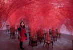 La artista japonesa Chiharu Shiota ha tejido una intrincada red de significados en su exposición "Cada quien, un universo",
