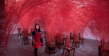 La artista japonesa Chiharu Shiota ha tejido una intrincada red de significados en su exposición "Cada quien, un universo",