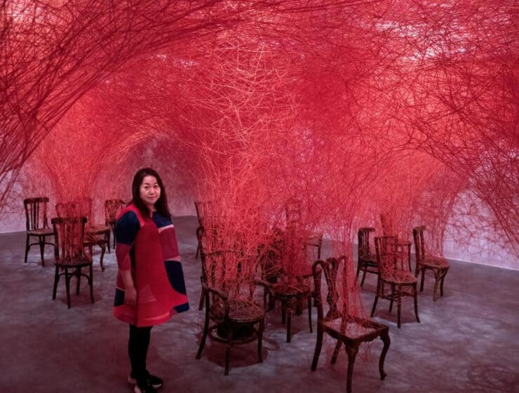 La artista japonesa Chiharu Shiota ha tejido una intrincada red de significados en su exposición "Cada quien, un universo",