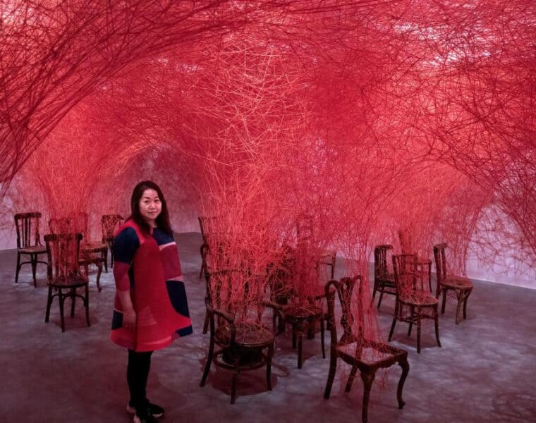 La artista japonesa Chiharu Shiota ha tejido una intrincada red de significados en su exposición "Cada quien, un universo",