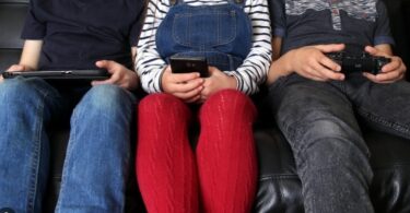 Barcelona destina fondos para mejorar el bienestar digital de los niños y adolescentes