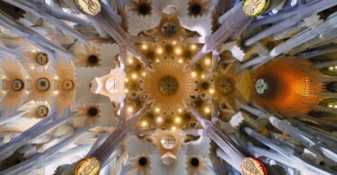 Para terminar la fachada de la Gloria, La Sagrada Familia considera expropiar viviendas