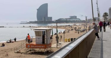 Inicia la temporada de playa con duchas cerradas por la sequía