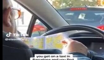 Taxista de Barcelona prefiere el mapa de papel que el GPS