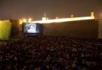 Sala Montjuïc en verano con Cine al aire libre y música bajo las estrellas