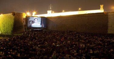 Sala Montjuïc en verano con Cine al aire libre y música bajo las estrellas