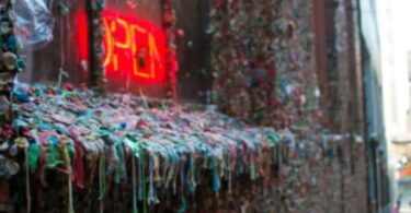 El Fin de una tradición urbana: desaparece la mítica Pared de Chicles en Barcelona
