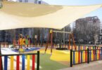 Barcelona combate el calor en parques infantiles con toldos para sombra