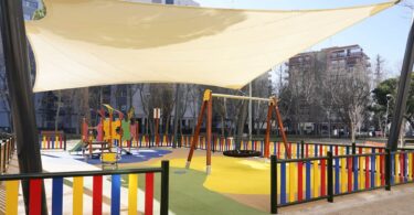 Barcelona combate el calor en parques infantiles con toldos para sombra