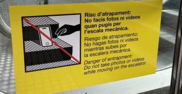 El metro de Barcelona advierte sobre retos virales con carteles de "riesgo de atrapamiento"