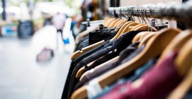 Grandes tiendas de ropa tendrían un espacio para productos de segunda mano