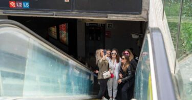 Prohíben la toma de selfies y vídeos en escaleras mecánicas cerca de la Sagrada Familia