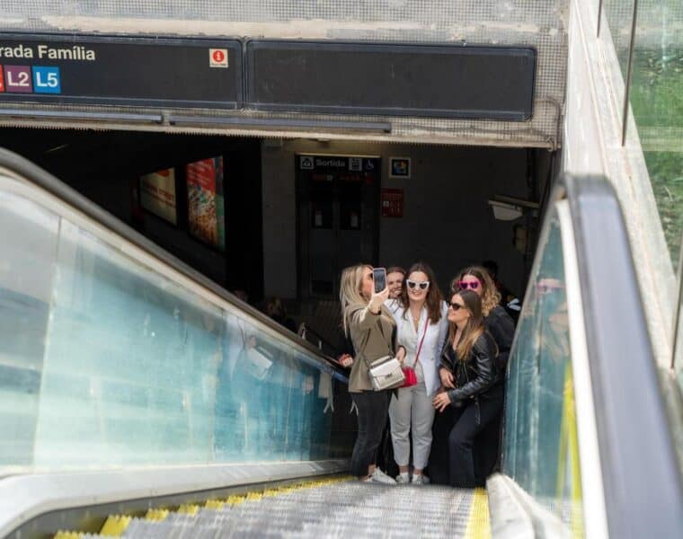 Prohíben la toma de selfies y vídeos en escaleras mecánicas cerca de la Sagrada Familia