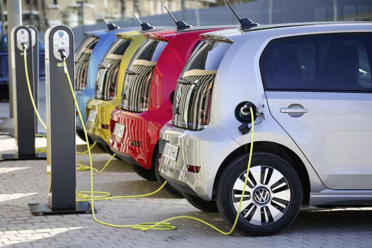 Barcelona and the automotive industry join forces to promote the use of electric vehicles