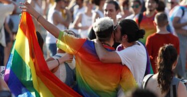 Barcelona se prepara para una fiesta LGTBI llena de color y diversidad en Plaza Catalunya