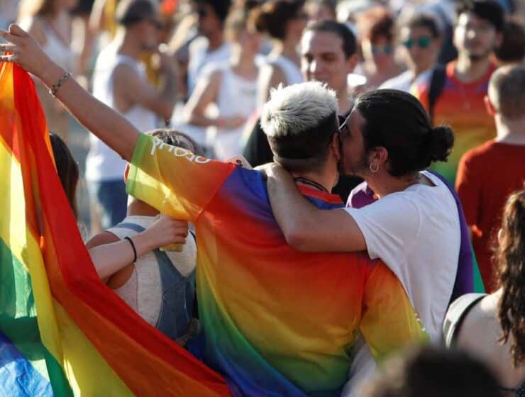 Barcelona se prepara para una fiesta LGTBI llena de color y diversidad en Plaza Catalunya