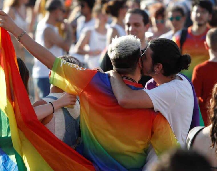 Barcelona se prepara para una fiesta LGTBI llena de color y diversidad en Plaza Catalunya