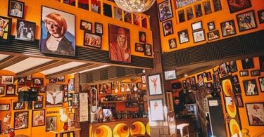 Celebrando el legado de Raffaella Carrà en Barcelona: la Carrà, mucho más que un bar