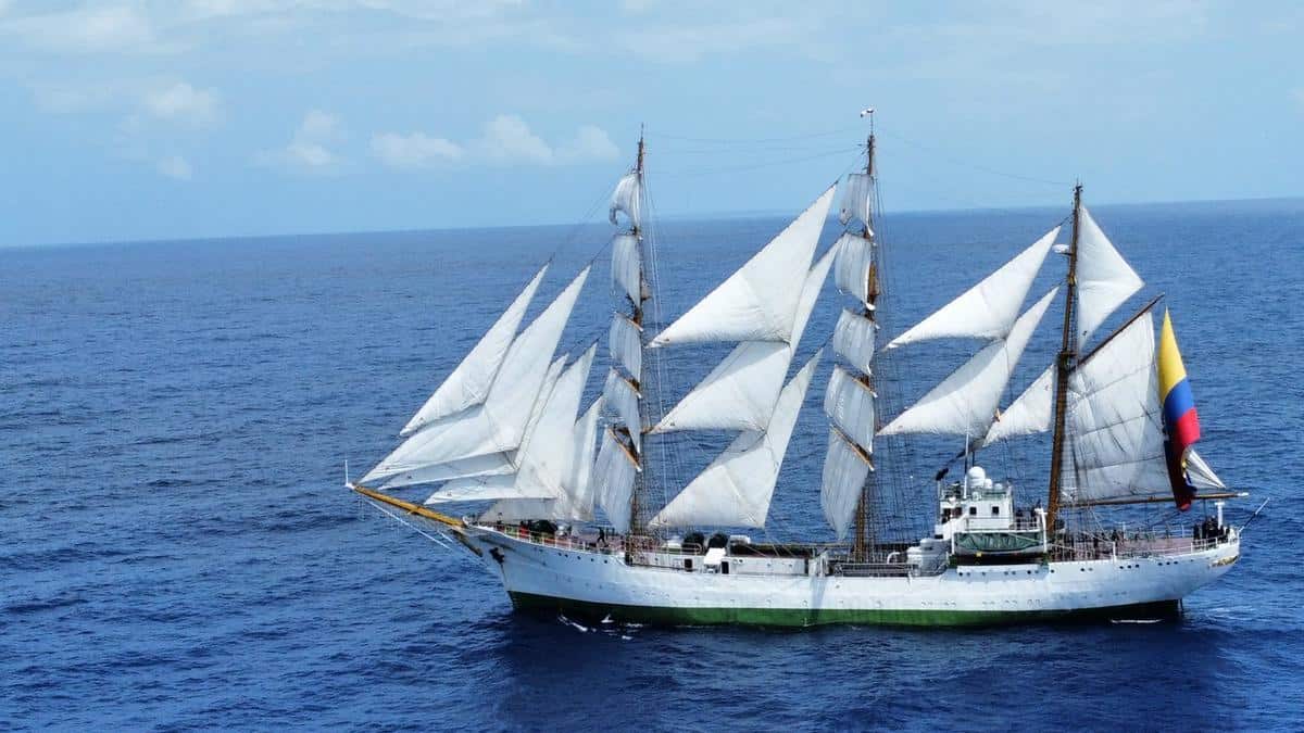 La nave scuola della Colombia ARC Gloria arriva a Barcellona e sarà aperta al pubblico