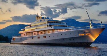 Llega majestuoso yate de 400 millones de dólares a Barcelona por la Copa América