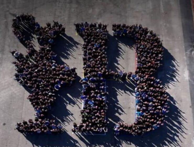 800 voluntarios crean un mosaico humano con el logo de la Copa América de Vela en Barcelona