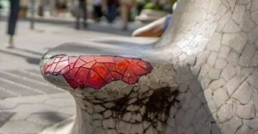 Bancos del paseo de Gràcia de Barcelona son restaurados con parches grafiti por un artista urbano
