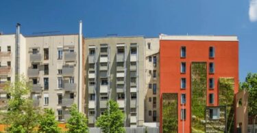 Barcelona renovará 17 jardines verticales en la ciudad