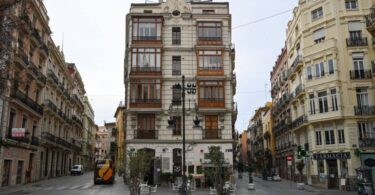 El Ayuntamiento de Barcelona ordena a Booking eliminar 340 anuncios de pisos turísticos no autorizados