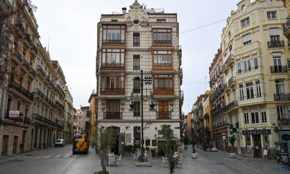 El Ayuntamiento de Barcelona ordena a Booking eliminar 340 anuncios de pisos turísticos no autorizados