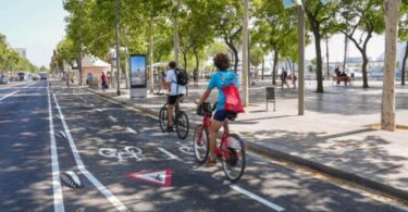 El paseo Joan de Borbó estrena su nuevo carril bici