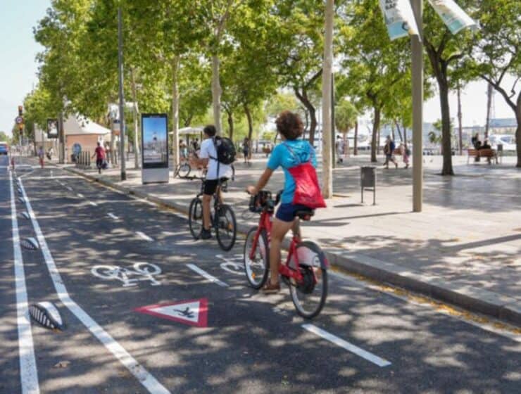 El paseo Joan de Borbó estrena su nuevo carril bici